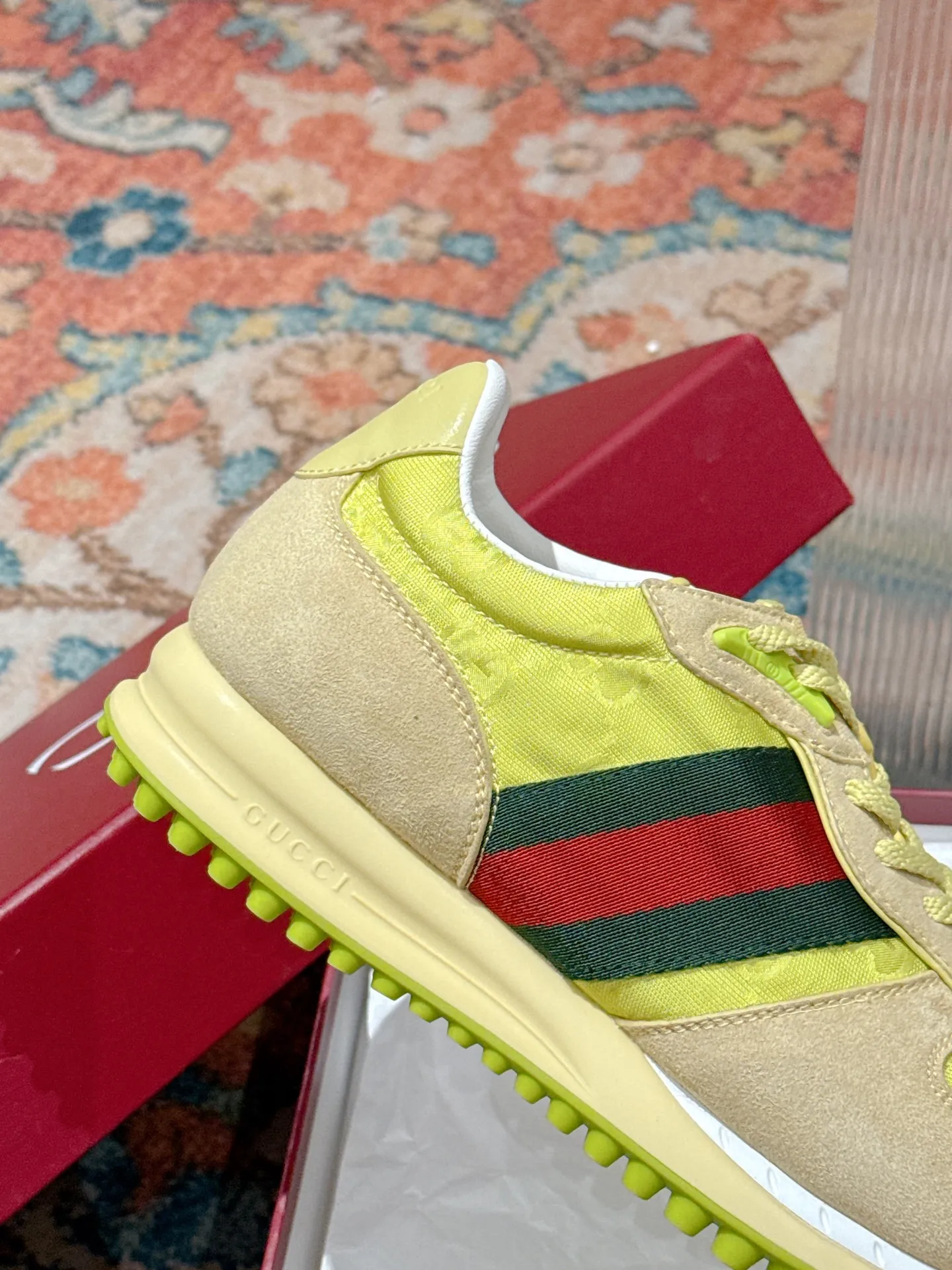 p700🐮🐮 GUCCI 2025 latest spring and summer catwalk style sports shoes Forrest Gump shoes 25 super popular show items with high appearance rate and many celebrities and Internet celebrities. The classic shoe design uses innovative stitching technology to create a water-like flowing texture. Super comfortable on the feet. Leather splicing and breathable logo fabric with classic green and red webbing embellishment. All show the brand tone (buttons are removable) original molded combination outsole ▪️Size: Male 39-44 (Male 45, customized, non-returnable)